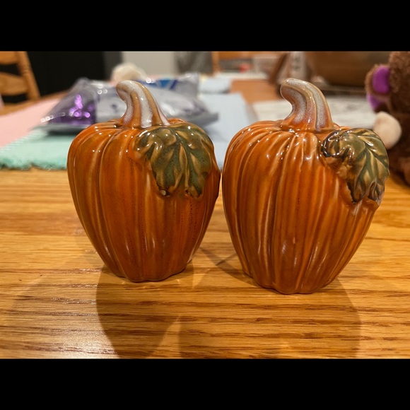 Pumpkin salt and pepper shakers - Picture 3 of 5